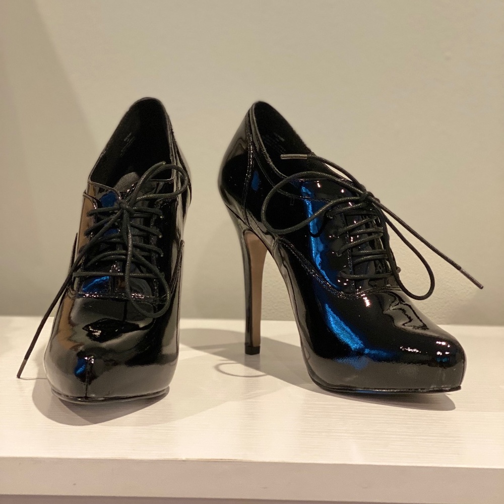 Steve Madden “Vulture” Lace-up Heels